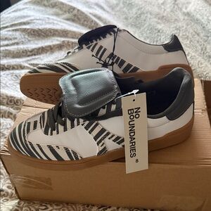 No Boundaries Zebra Stripe Low-Top Sneakers in White, Black & Brown